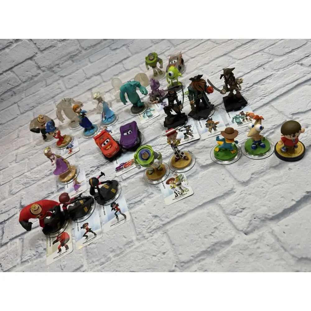 Large Disney Infinity Wii U Lot Figures Base Carry Case Power Discs